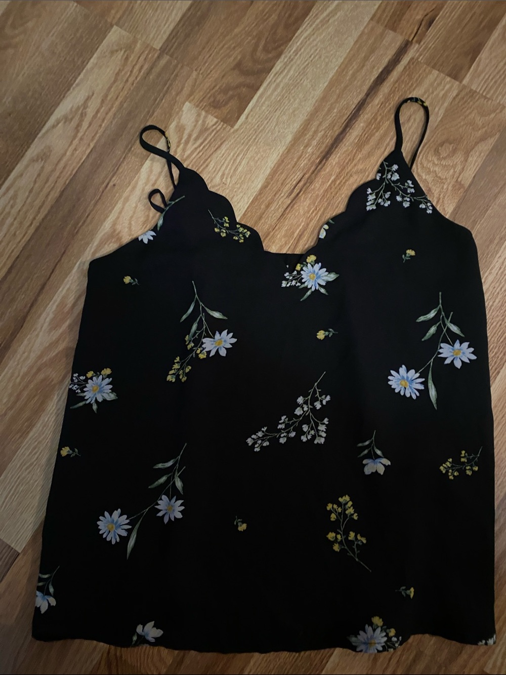 Floral Scallop-Edge Black Camisole Top - Picture 3 of 4